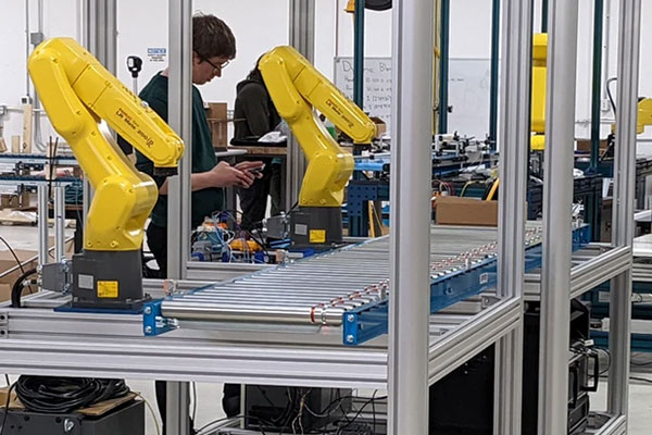 里奥斯智能机器制造终端生产线包装机器人工作单元。这些工作单元最大限度地提高了设备操作的正常运行时间和吞吐量。